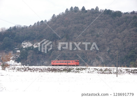 Yamaguchi Line, near Watarigawa, Kiha 40 in snow Yamaguchi Line, near Watarigawa, Kiha 40 in snow 128691779