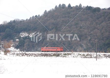 Yamaguchi Line, near Watarigawa, Kiha 40 in snow 128691780