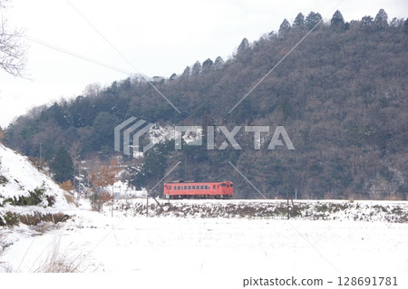 Yamaguchi Line, near Watarigawa, Kiha 40 in snow 128691781