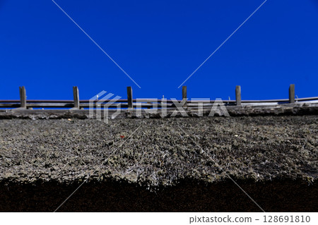 古老的茅草屋頂房屋和秋天的天空 128691810