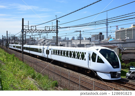 東武鐵道的Spacia X沿著可以看到晴空塔的路線行駛。 128691823