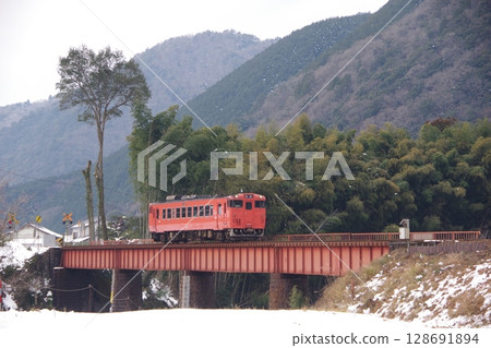Yamaguchi Line, near Chomonkyo, Kiha 40 Yamaguchi Line, near Chomonkyo, Kiha 40 128691894