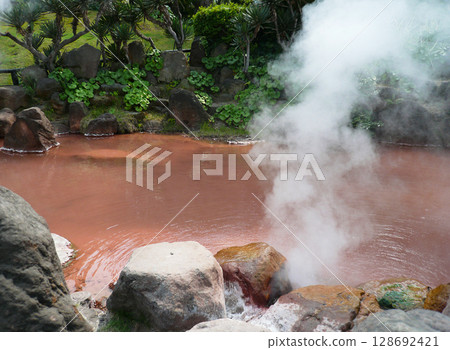 大分縣別府溫泉:熱氣騰騰的血池地獄溫泉 大分縣別府溫泉:熱氣騰騰的血池地獄溫泉 128692421