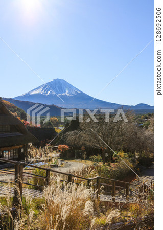初秋清晨,透過古老的茅草屋頂,欣賞富士山 初秋清晨,透過古老的茅草屋頂,欣賞富士山 128692506