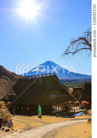初秋清晨，透過古老的茅草屋頂，欣賞富士山 128692510