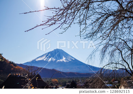 初秋清晨，透過古老的茅草屋頂，欣賞富士山 128692515