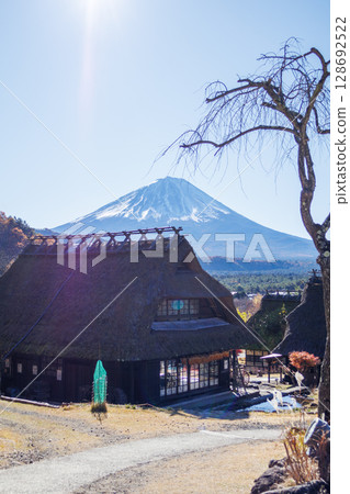 初秋清晨,透過古老的茅草屋頂,欣賞富士山 初秋清晨,透過古老的茅草屋頂,欣賞富士山 128692522