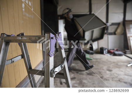 Image of old house demolition work 128692699