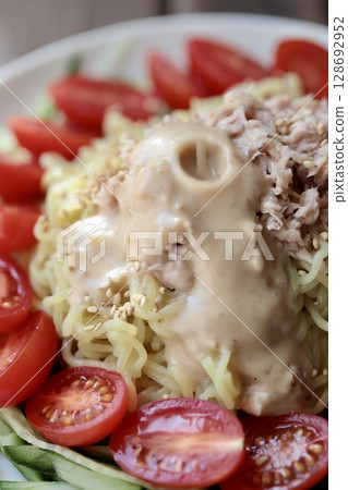 Chilled ramen with tuna and cherry tomatoes in sesame sauce Chilled ramen with tuna and cherry tomatoes in sesame sauce 128692952