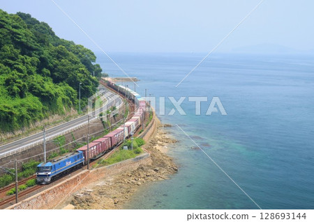 山陽本線（貨運列車）和瀨戶內海 128693144