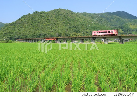 穿梭於鄉村的錦川鐵路 穿梭於鄉村的錦川鐵路 128693147