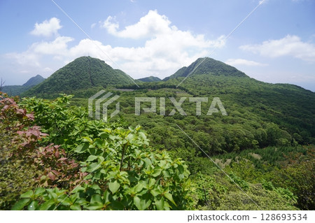群馬縣榛名高原:從八瀨根山口攀登的根志山眺望相馬山和二岳,2025 年 5 月 28 日 群馬縣榛名高原:從八瀨根山口攀登的根志山眺望相馬山和二岳,2025 年 5 月 28 日 128693534