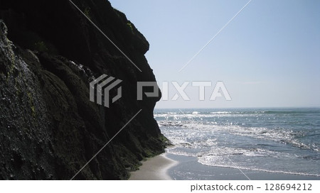 擁有藍天、碧海、岩石岬角和沙灘的海灘 擁有藍天、碧海、岩石岬角和沙灘的海灘 128694212