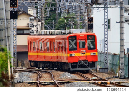 Farewell to veteran commuter trains... The 8000 series runs smoothly on the downtown Kameido Line 128694214
