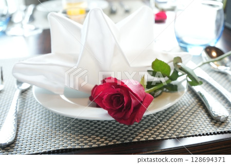 Rose flower table setting 128694371
