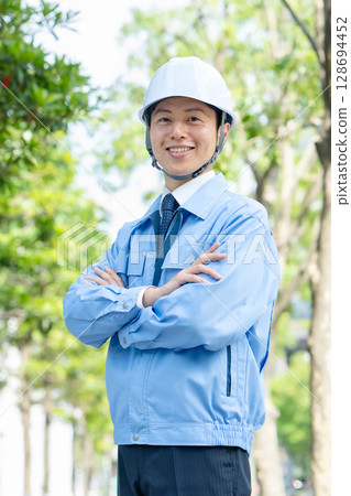 穿著工作服的中年男子 128694452