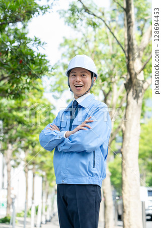 穿著工作服的中年男子 128694453