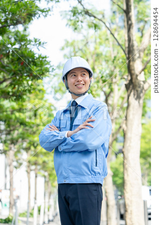 穿著工作服的中年男子 128694454