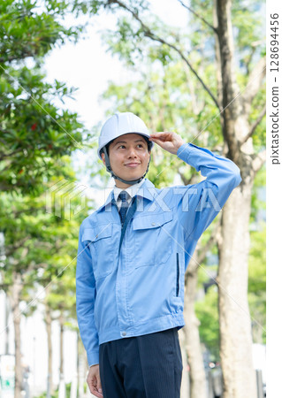 穿著工作服的中年男子 128694456