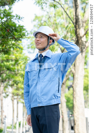 穿著工作服的中年男子 128694457