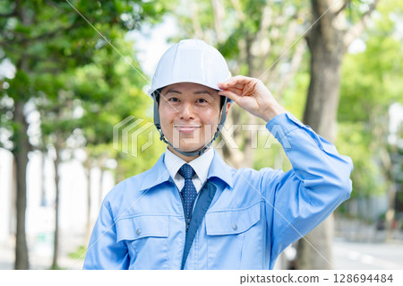 穿著工作服的中年男子 128694484