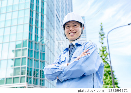 穿著工作服的中年男子 128694571