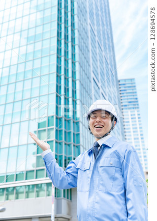 身穿工作服的中年男子揮舞著雙手 身穿工作服的中年男子揮舞著雙手 128694578