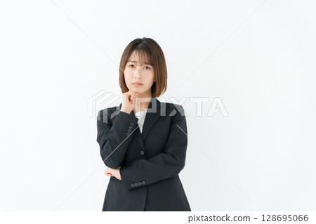 Business woman, young woman, worried 128695066