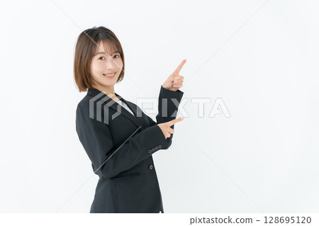 Business woman, young woman, pointing 128695120
