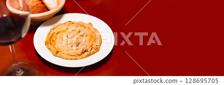 Hummus is a traditional bean dish in Türkiye, Greece, Israel, and other countries. [Middle Eastern Mediterranean cuisine] 128695705