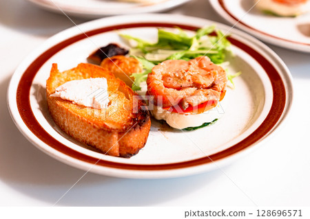 Cercle salad is an appetizer made with a ceramic ring. [Image of an hors d'oeuvre] 128696571