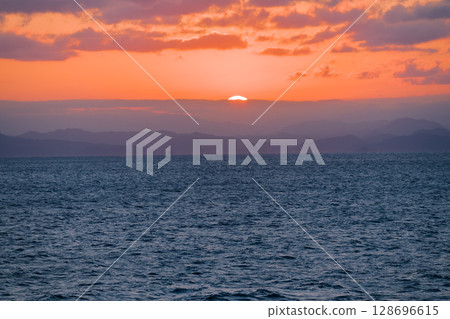 [Tokyo Kyushu Ferry bound for Mayu Shinmoji Port: Sunset off the coast of Uwajima] 128696615