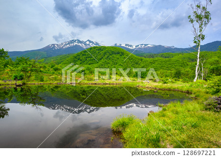 [Upside-down Mount Norikura] Maimenoike Pond in early summer [Norikura Plateau] 128697221