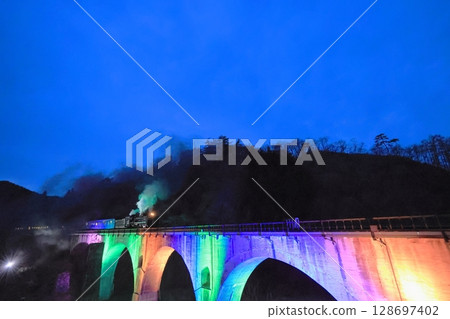SL銀河號緩緩駛過燈火通明的眼鏡橋，鳴笛駛過。釜石線 C58239 128697402