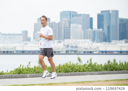 Men jogging 128697426