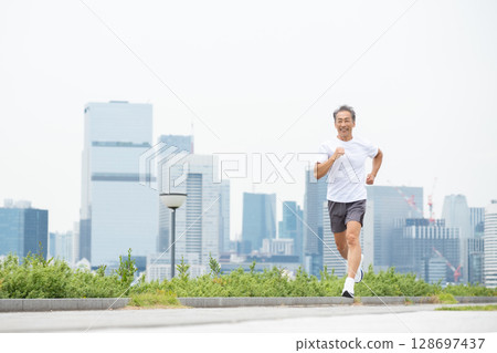 男人慢跑 128697437