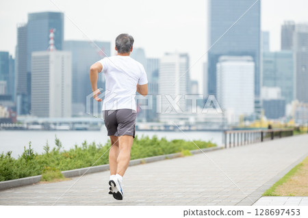 慢跑男子的背影 128697453