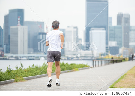 慢跑男子的背影 128697454