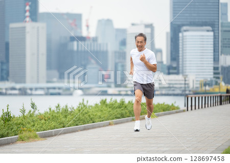 Men jogging 128697458