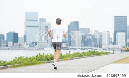 慢跑男子的背影 128697469