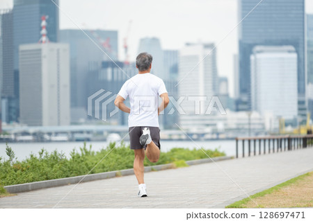 慢跑男子的背影 128697471