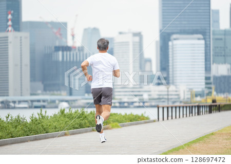 慢跑男子的背影 128697472