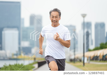 Men jogging 128697481