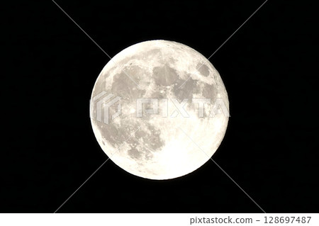 The night sky where the moon floats 128697487