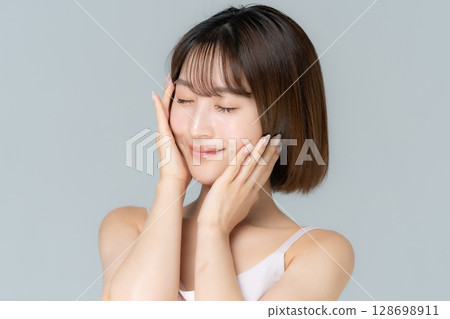 Young woman beauty 128698911