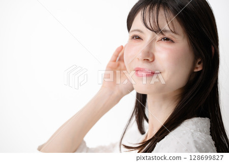 Beauty image of middle-aged women 128699827