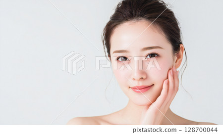 皮膚護理後容光煥發的女人,自然的微笑 皮膚護理後容光煥發的女人,自然的微笑 128700044