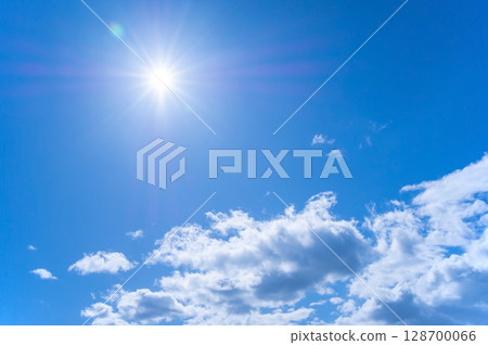 夏日的天空和閃閃發光的太陽 128700066