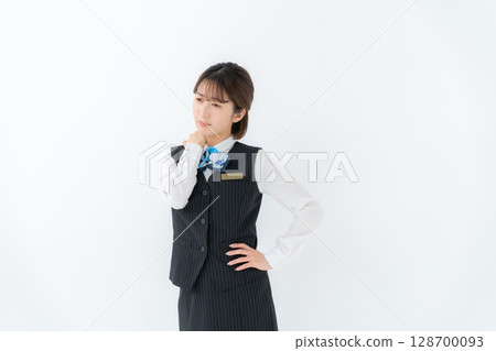 穿制服、做生意、肩膀僵硬的年輕女子 128700093