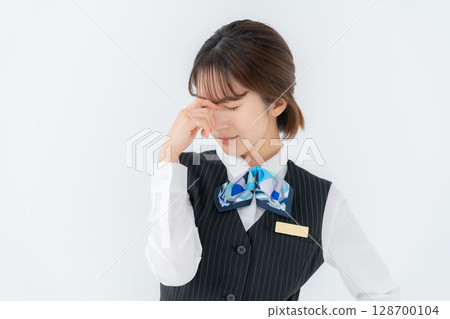 穿制服的年輕女子，做生意，眼睛疲勞 128700104